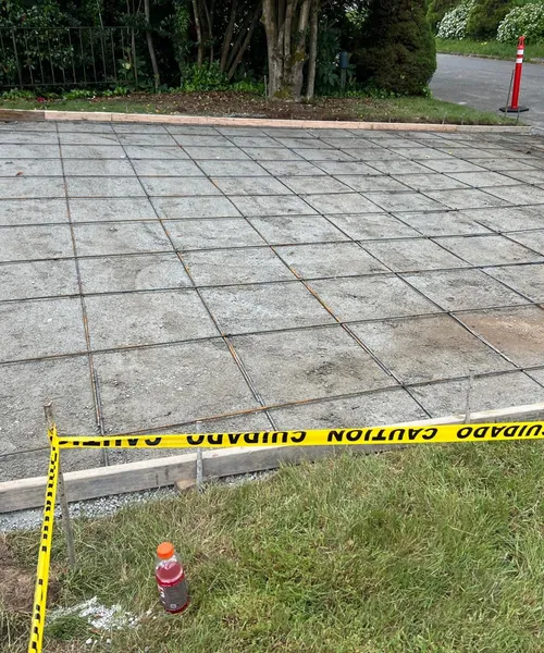 Sand Finish Driveway With Decorative Borders And Integral Color in Bellevue 